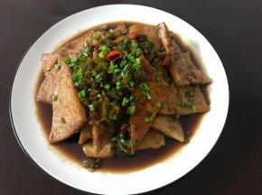 出锅后撒入香葱即可。