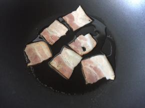 锅里热油后放入切块的培根煎