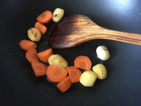 待小土豆煎至表面微黄就放入胡萝卜一起煎炒