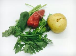 主要食材土豆和配菜香芹，青红辣椒。
