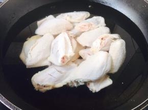 倒入适量的冷水。