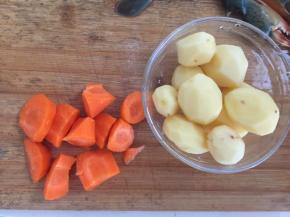 小土豆去皮洗净、胡萝卜去皮切成大块