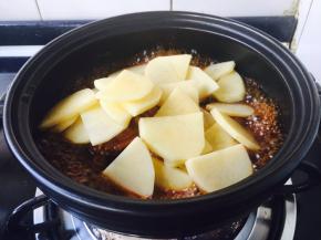 放入土豆片，焖约5分钟左右。