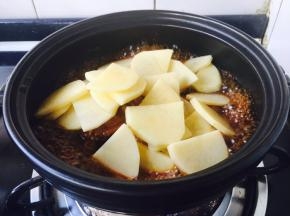 放入土豆片，焖约5分钟左右。