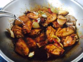 倒入开水，开水的量与鸡翅齐平。