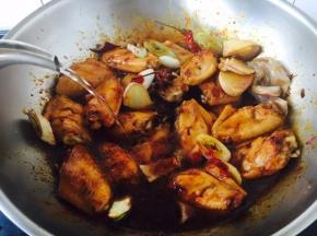 倒入开水，开水的量与鸡翅齐平。