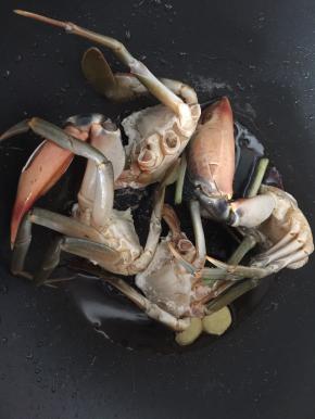 然后放入油锅里煎香