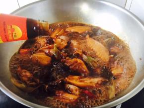 倒入1勺蚝油，翻炒均匀。