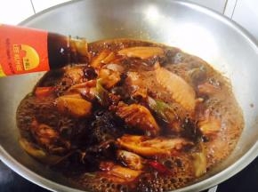 倒入1勺蚝油，翻炒均匀。