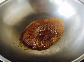 开大火，放入冰糖，冰糖化了后改中火，当冰糖变成琥珀色时关火。