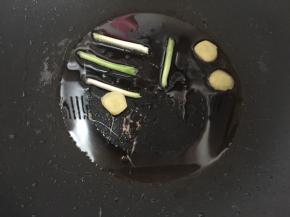 锅里热油后放入姜片和葱段煸香