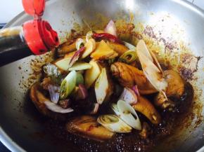 倒入1小勺的老抽