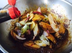 倒入1小勺的老抽