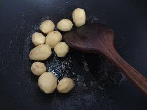然后放入小土豆煎香