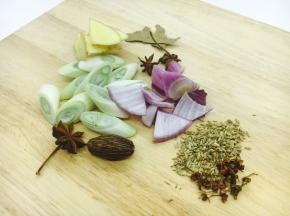 葱切段，姜切片，洋葱切片。