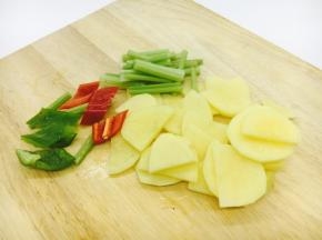 土豆切片，青红椒切菱形片，香芹切段。