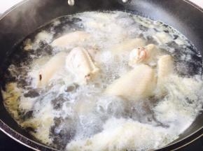 大火煮开，撇去浮末，捞出鸡翅备用。