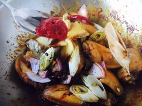 放入1勺的番茄酱