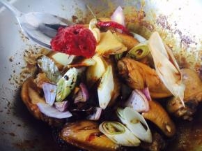 放入1勺的番茄酱