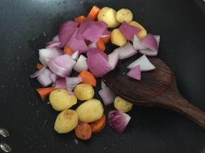 放入切块的洋葱翻炒