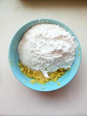 加入糯米粉和砂糖