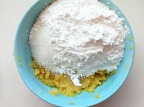 加入糯米粉和砂糖