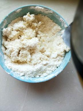 加入沸水用筷子搅拌