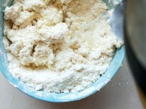加入沸水用筷子搅拌