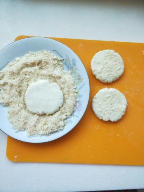 用手掌或者擀面杖，压成薄片，粘上面包糠。