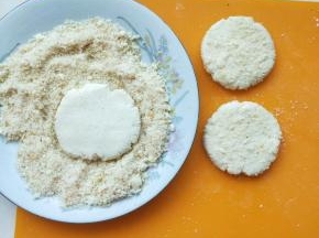用手掌或者擀面杖，压成薄片，粘上面包糠。