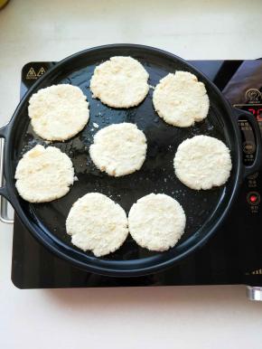 放入沾了面包糠的红薯面饼，上面可淋少许油。