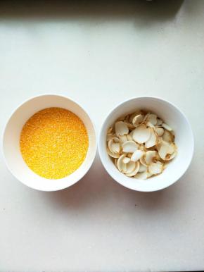 准备好材料，玉米碴子，和百合洗净备用。