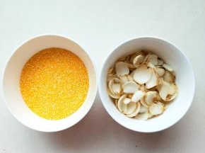 准备好材料，玉米碴子，和百合洗净备用。