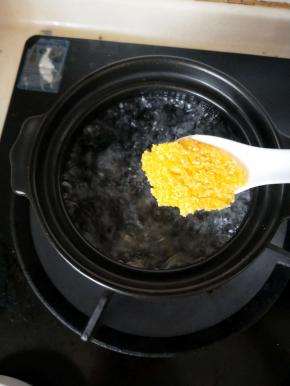 碗锅加满水烧开后放入洗净的玉米碴子