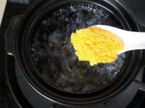 碗锅加满水烧开后放入洗净的玉米碴子