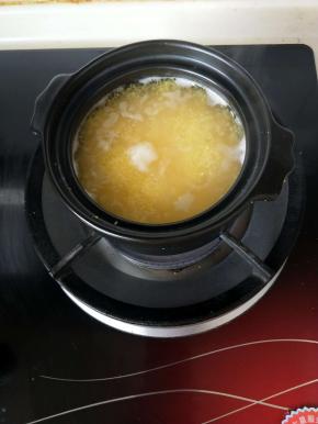 小火慢慢熬煮，十分钟左右加一点玉米油，中途要多次搅拌，小心不要沾底了。