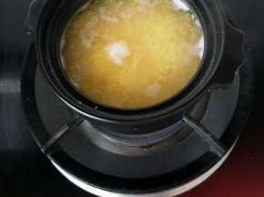 小火慢慢熬煮，十分钟左右加一点玉米油，中途要多次搅拌，小心不要沾底了。