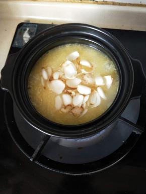 慢火煮好汤汁浓稠时加入百合关火，