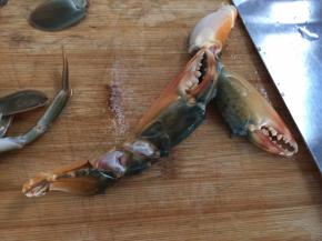 蟹钳用刀拍碎