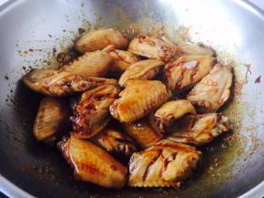 放入焯好水的鸡翅，翻炒均匀。