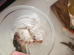 将蟹切面一面沾上面粉