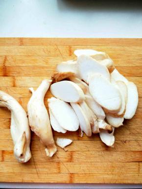 杏鲍菇洗净切片