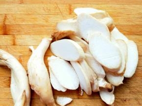 杏鲍菇洗净切片