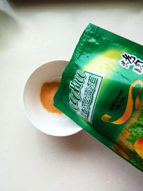 蜜汁调料倒入碗中