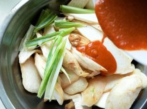 将切片的杏鲍菇放入盆里，加入葱段，倒入蜜汁调料，
