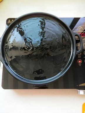 启动电陶炉煎烤健，烤盘刷油，