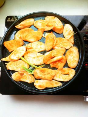 先放入腌制好的一半杏鲍菇，火力要随时调解。