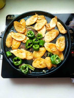 来回翻一下，再倒入青椒，还可放洋葱哦