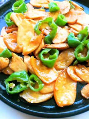 再倒入剩余腌制的杏鲍菇，继续煎烤，收干水份即可。