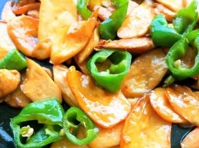 再倒入剩余腌制的杏鲍菇，继续煎烤，收干水份即可。